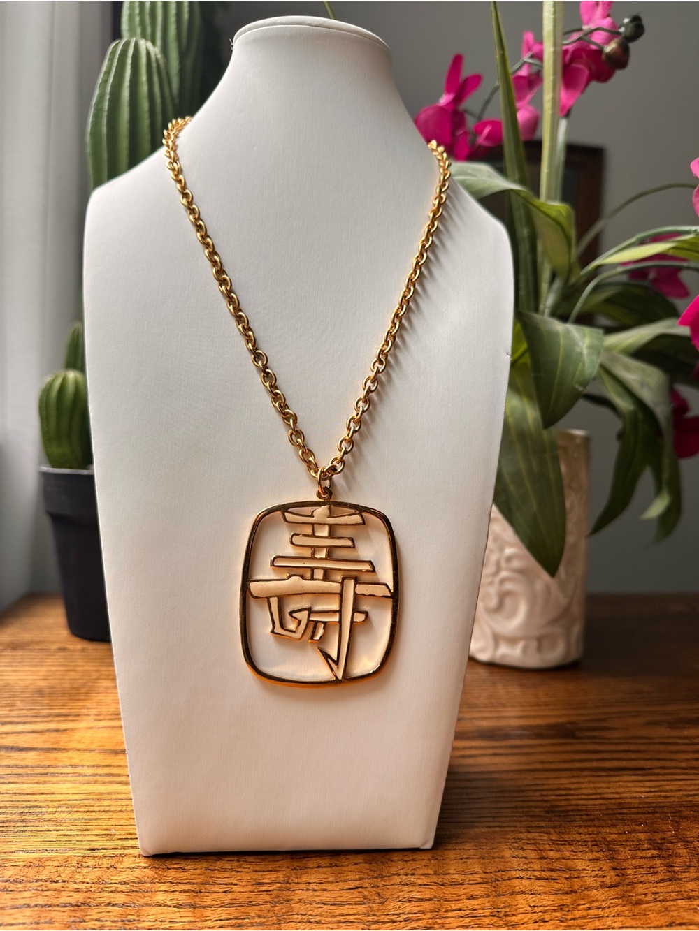 Rare Vintage Gold Tone & Cream Enamel Chinese Longevity Symbol necklace